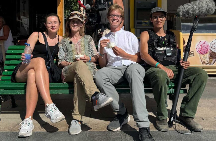 Bilde med Wulf en av delatagran samt crew