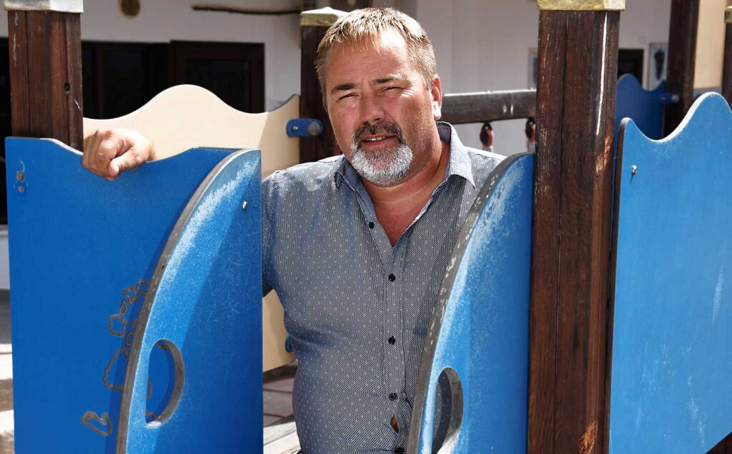 Kjartan Paulsen på lekplatsen