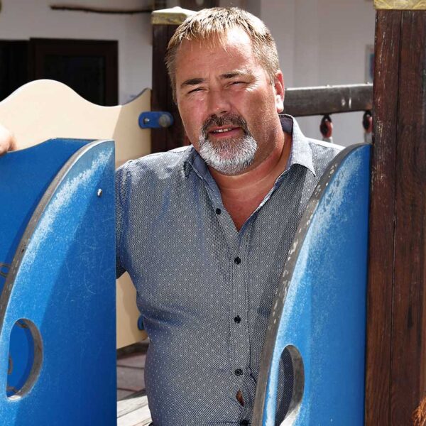 Kjartan Paulsen på lekplatsen