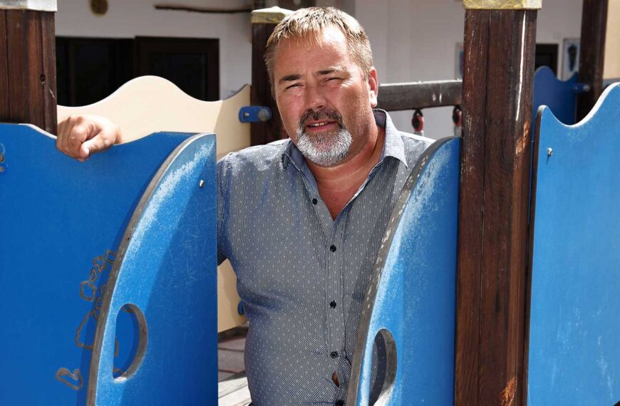 Kjartan Paulsen på lekplatsen