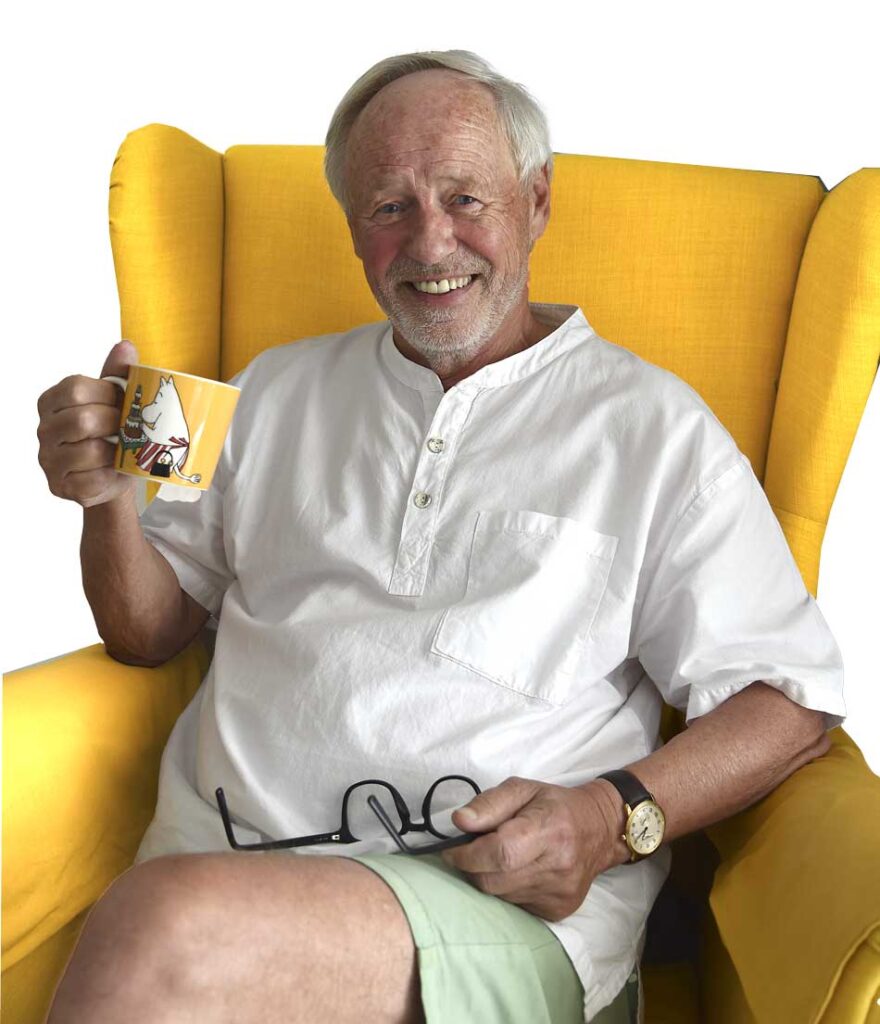 Finlandssvenske Lars Strang, kopplar av i sin gula Ikea-fåtölj