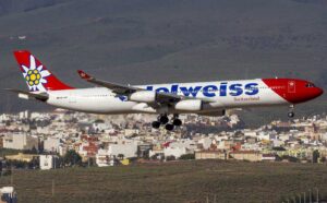 Flyg från Edelweis Air på inflygning till Gran Canaria