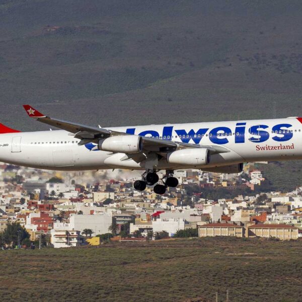 Flyg från Edelweis Air på inflygning till Gran Canaria