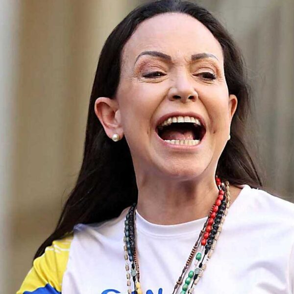 Maria Corina med knytnäven