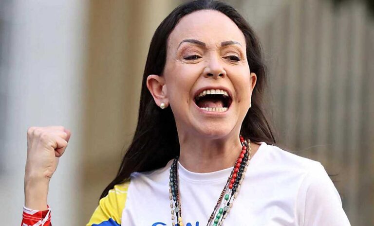 Maria Corina med knytnäven