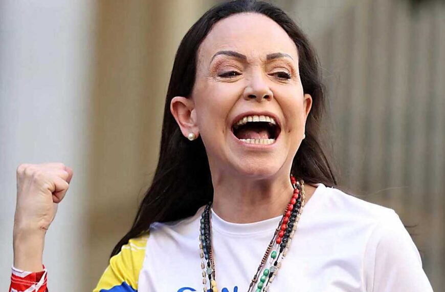 Maria Corina med knytnäven