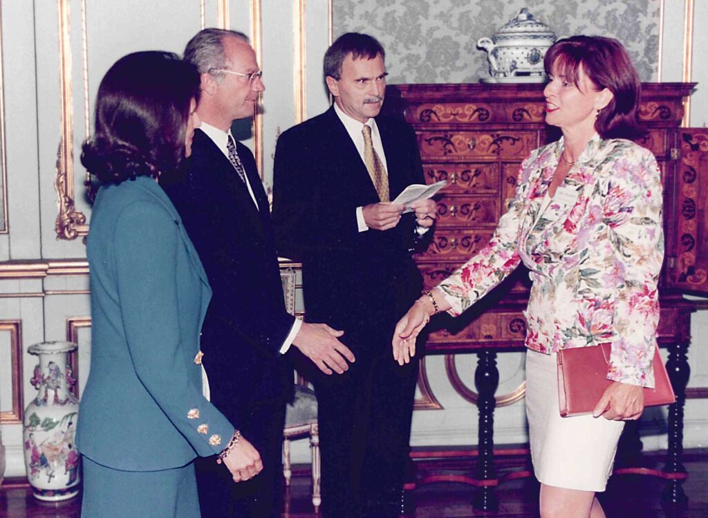 Ann Ekstrand hälsar på Kung Carl XVI Gustaf och drottning Silvia