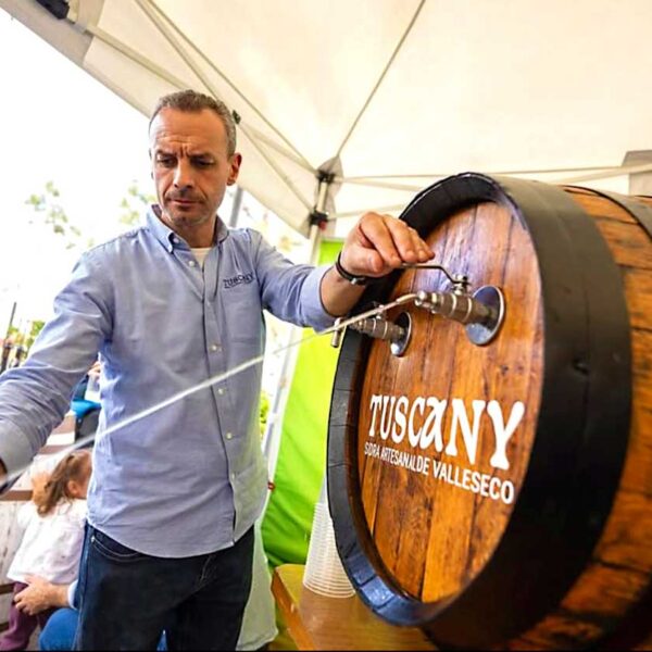 Tappar upp ett glas direkt från fatet