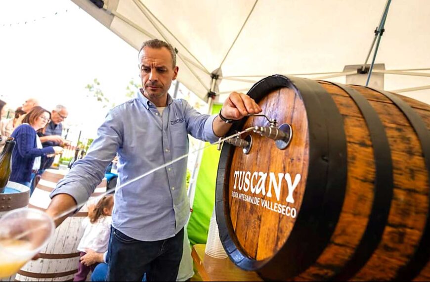 Tappar upp ett glas direkt från fatet