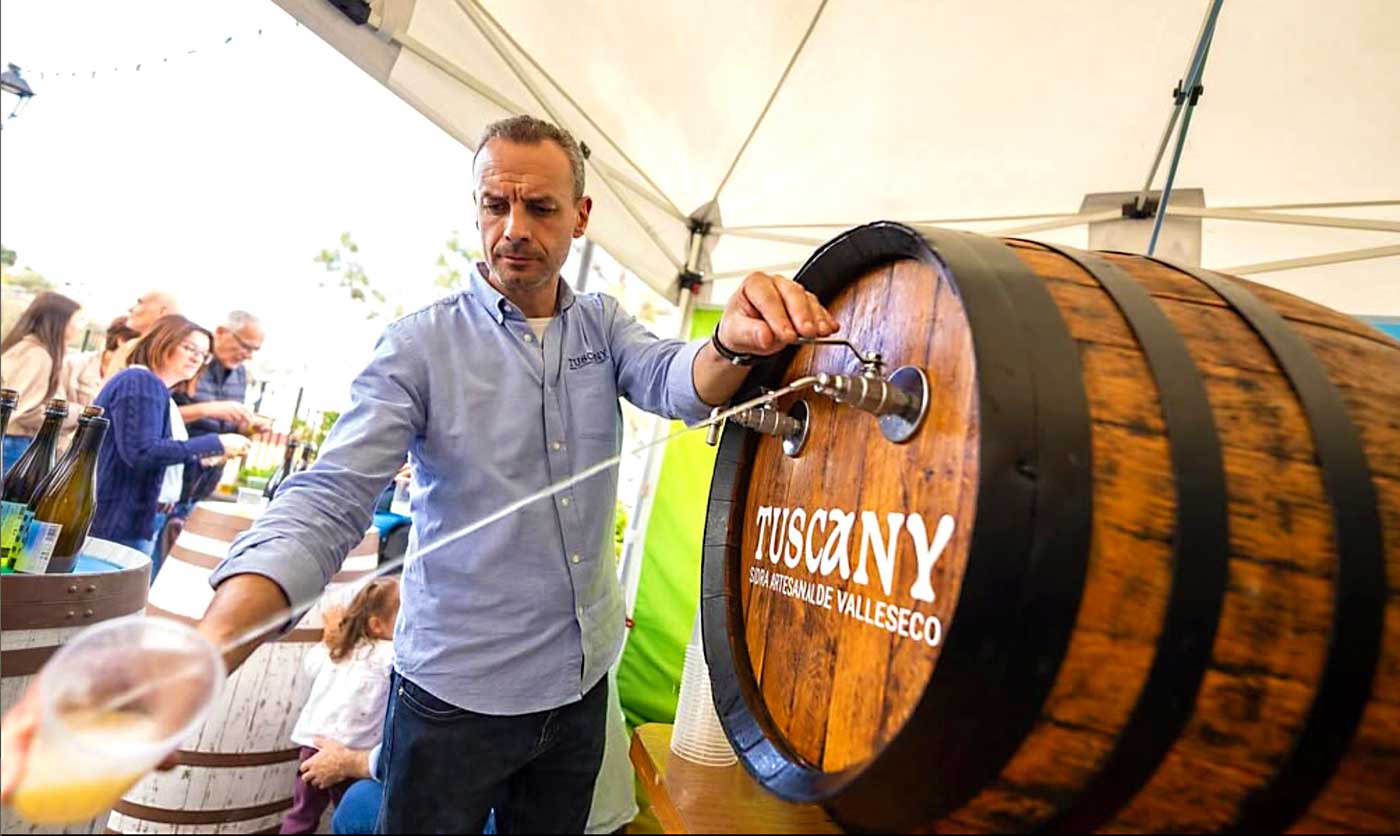 Tappar upp ett glas direkt från fatet