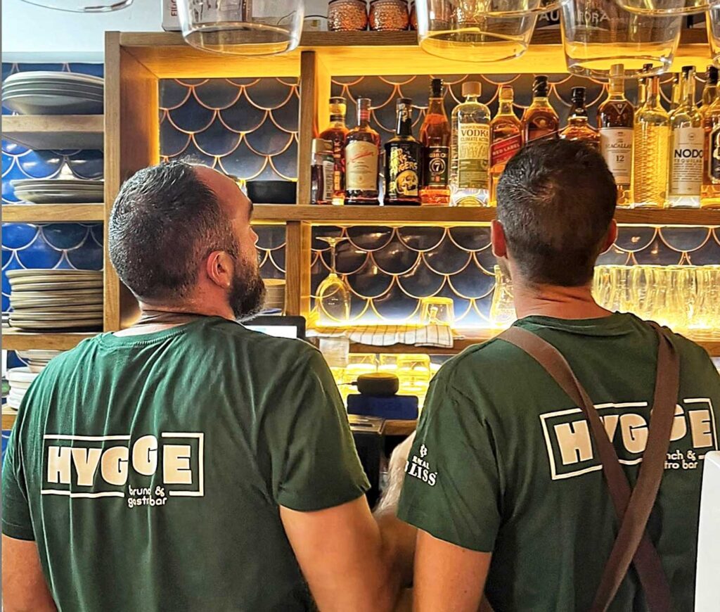 2 personer med Hygge T-Shirt