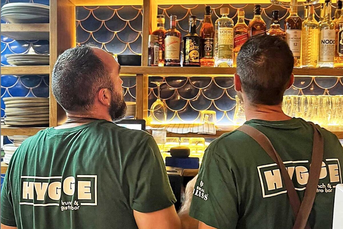 2 personer med Hygge T-Shirt