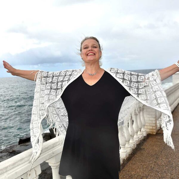Madeleine Cederström på strandpromenaden i Arguieguin