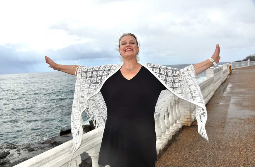 Madeleine Cederström på strandpromenaden i Arguieguin