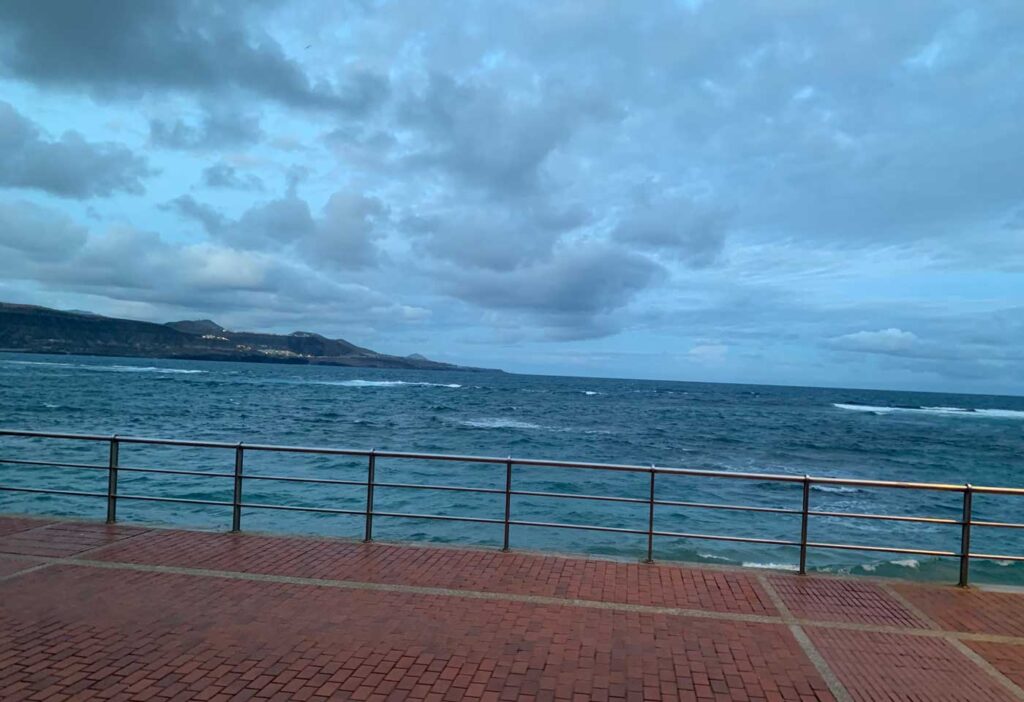 Las Canteras med moln