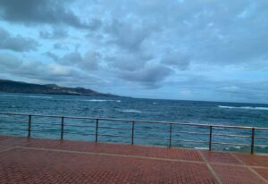 Las Canteras med moln