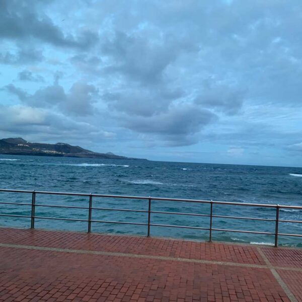 Las Canteras med moln