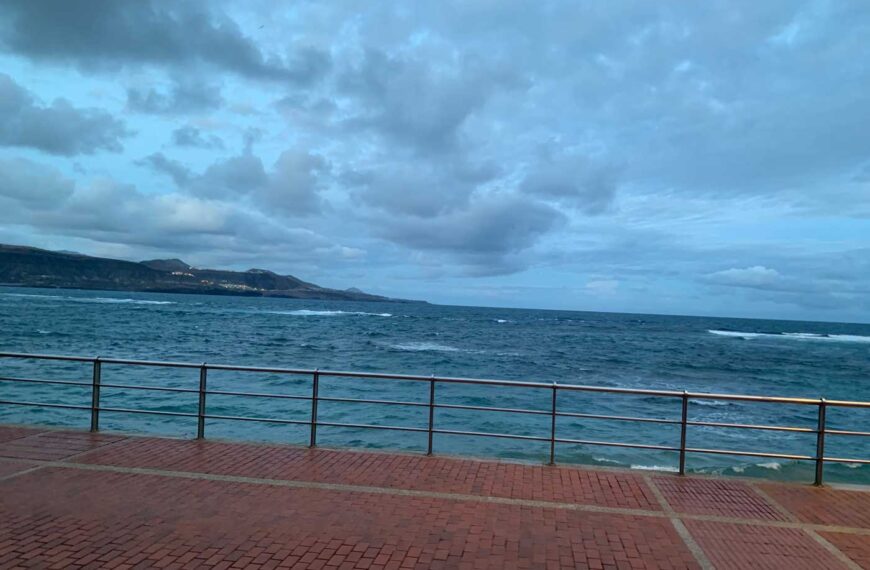 Las Canteras med moln