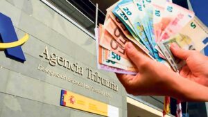 Hand med pengar framför hacienda