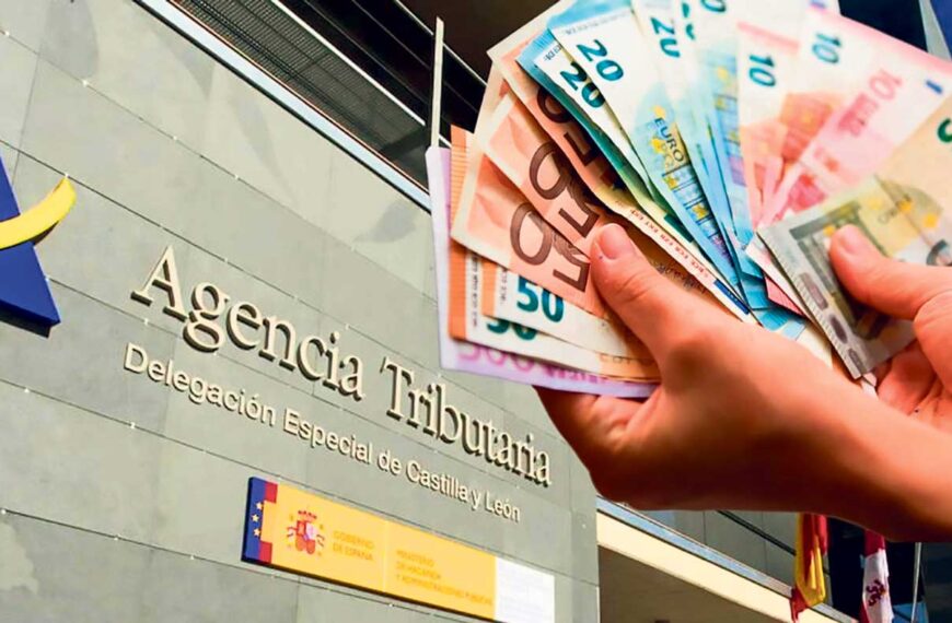 Hand med pengar framför hacienda