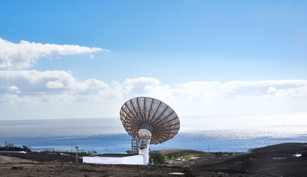 En av de stora parabolskärmarna