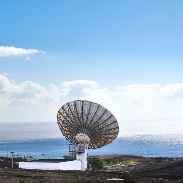 En av de stora parabolskärmarna