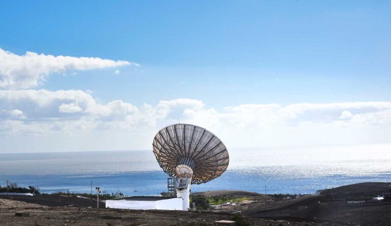 En av de stora parabolskärmarna