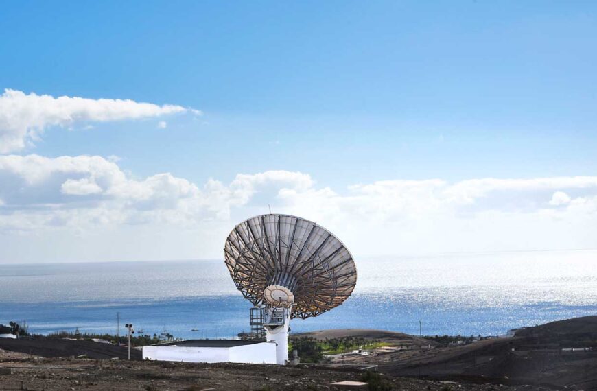 En av de stora parabolskärmarna