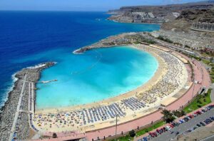 flygbild över Amadores stranden