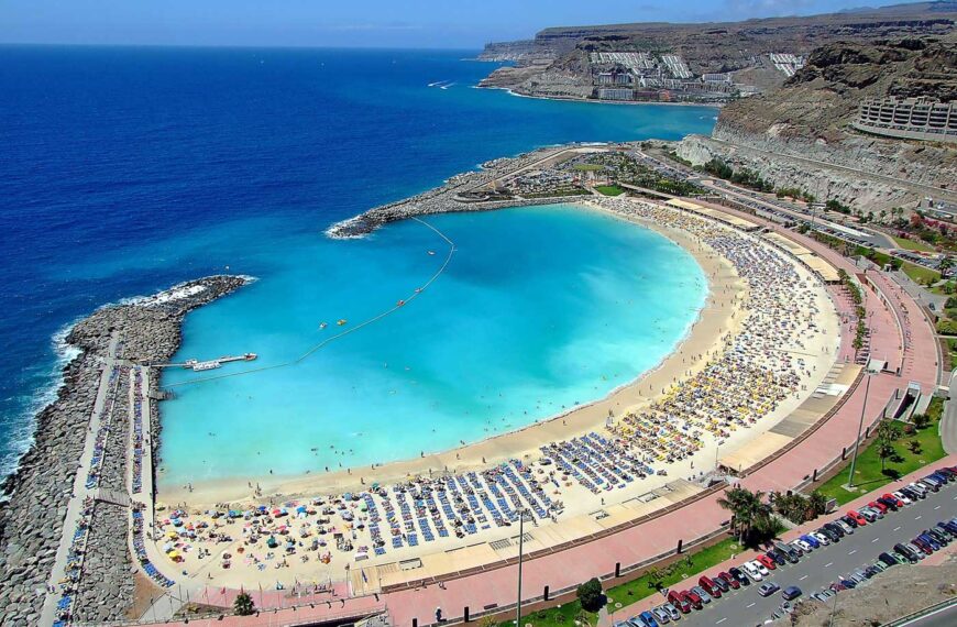 flygbild över Amadores stranden