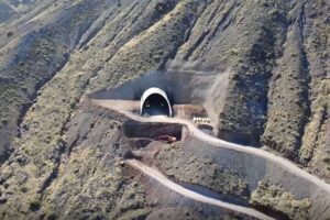 Tunnel öppning till den nya motorvägen