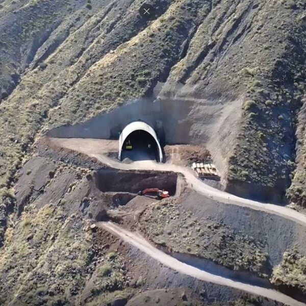 Tunnel öppning till den nya motorvägen