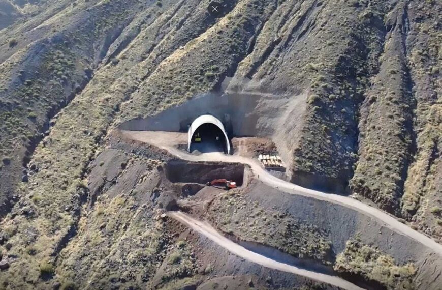 Tunnel öppning till den nya motorvägen