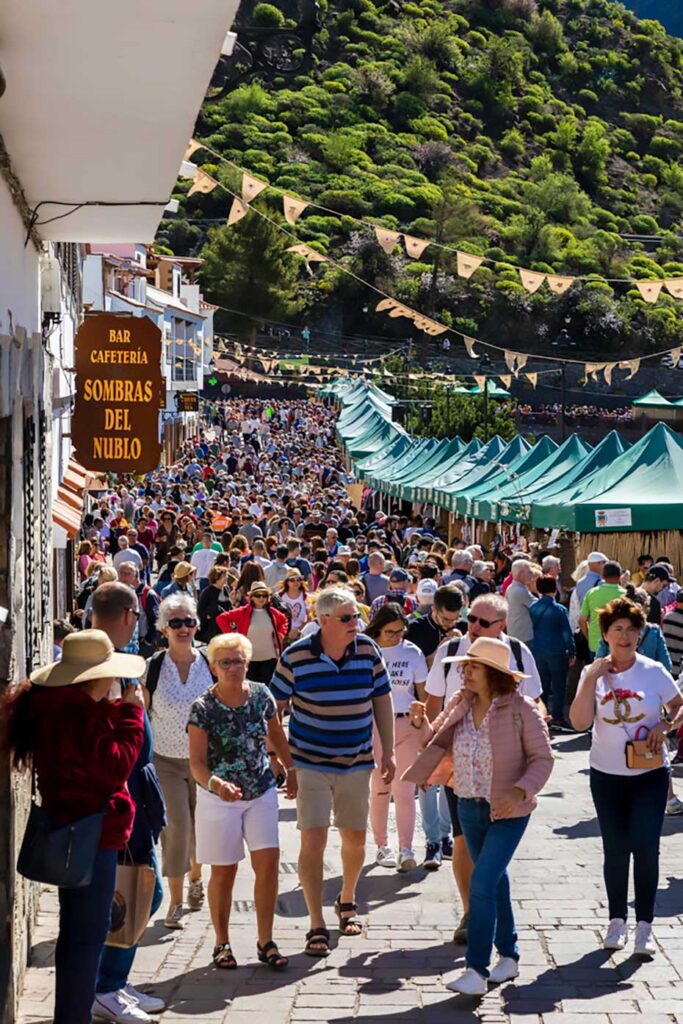 Gata fylld med besökare under festivalen