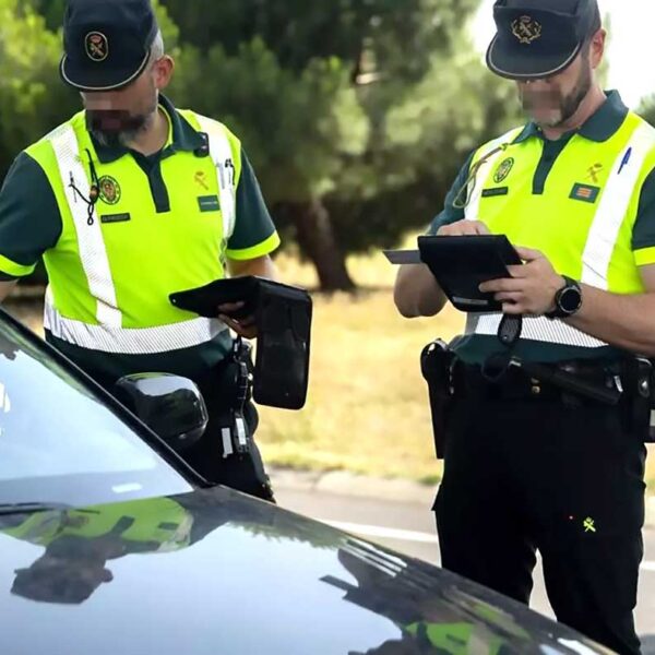 poliser kontrollerar papper