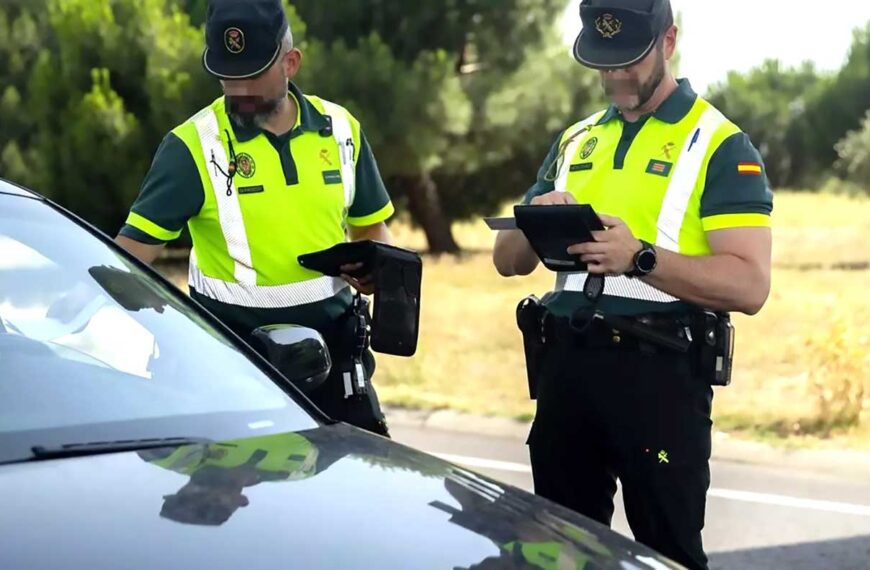 poliser kontrollerar papper