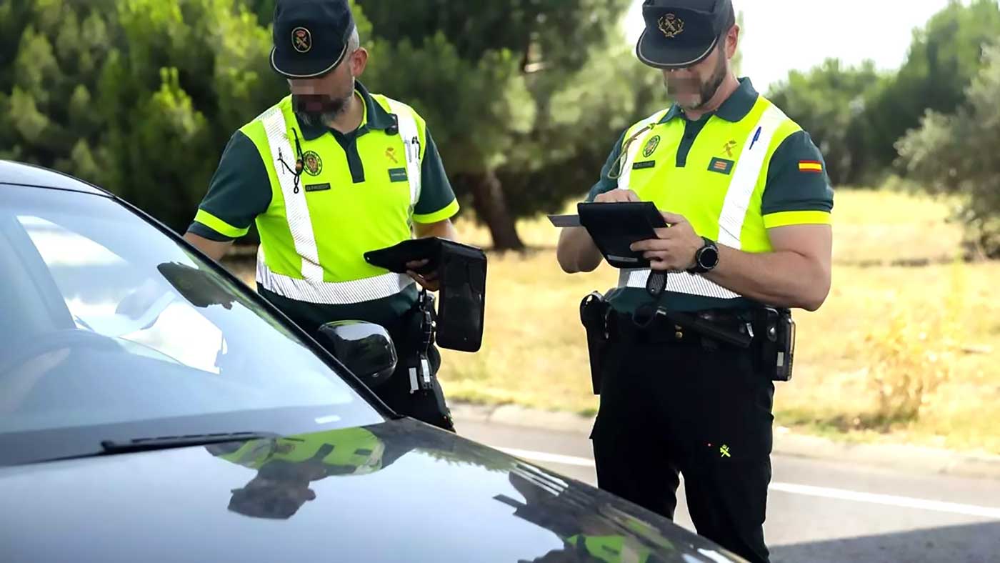 poliser kontrollerar papper