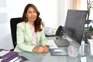 Dunia vid sitt skrivibbord i Playa del Ingles