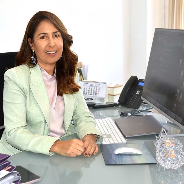 Dunia vid sitt skrivibbord i Playa del Ingles