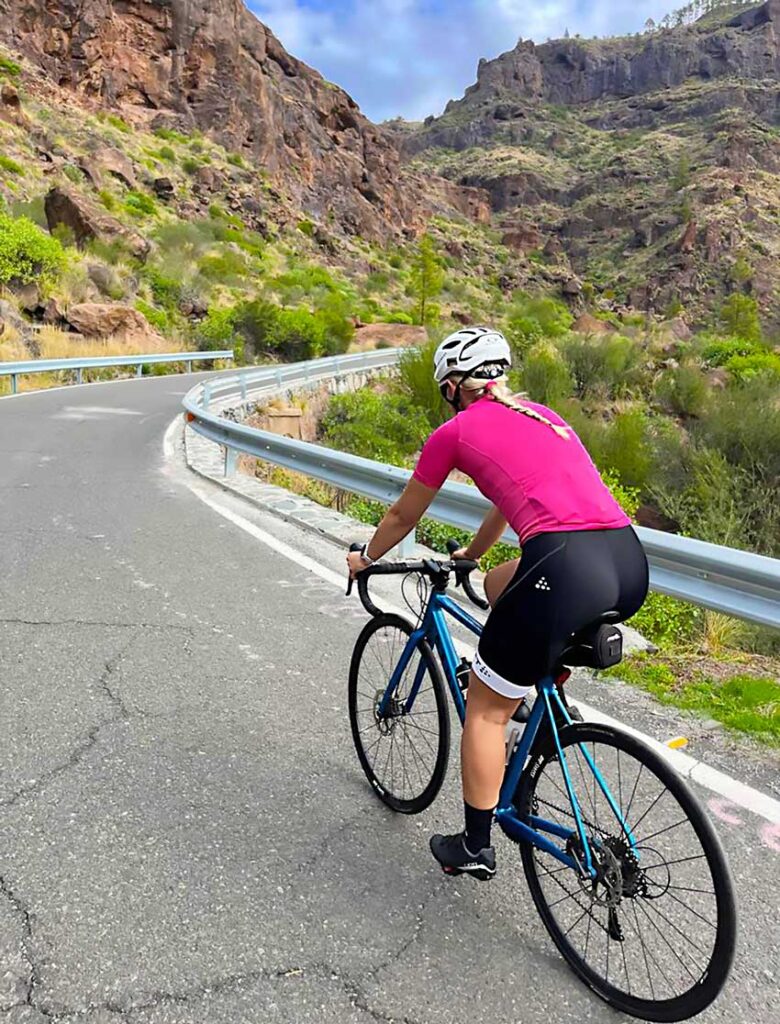 Wilma på cyckel nerför i bergen