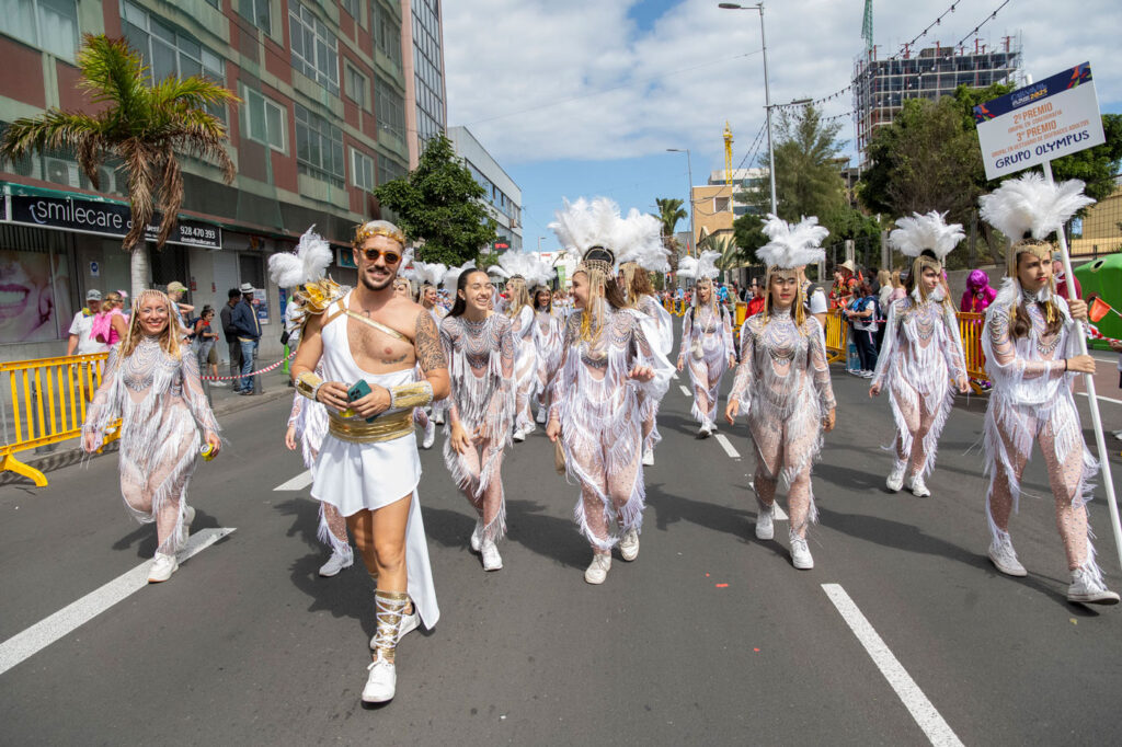 Karnevalståget genom stadens gator