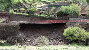 Vägarna rasar i bergen