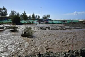 Vattenflöde i ravin på Gran Canaria efter ovädret Theres