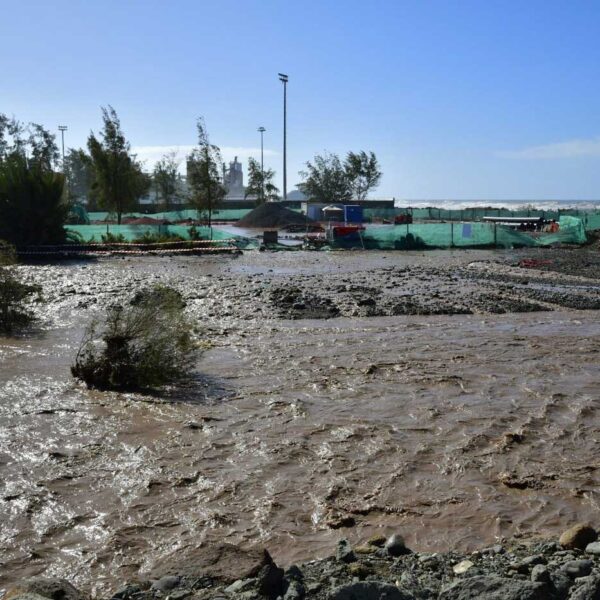 Vattenflöde i ravin på Gran Canaria efter ovädret Theres