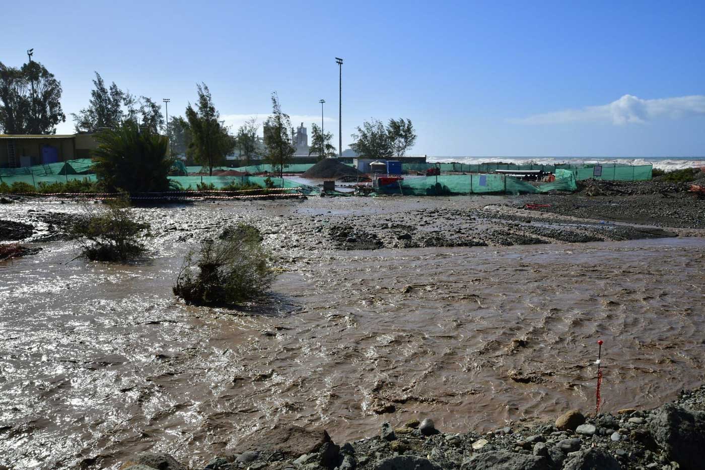 Vattenflöde i ravin på Gran Canaria efter ovädret Theres
