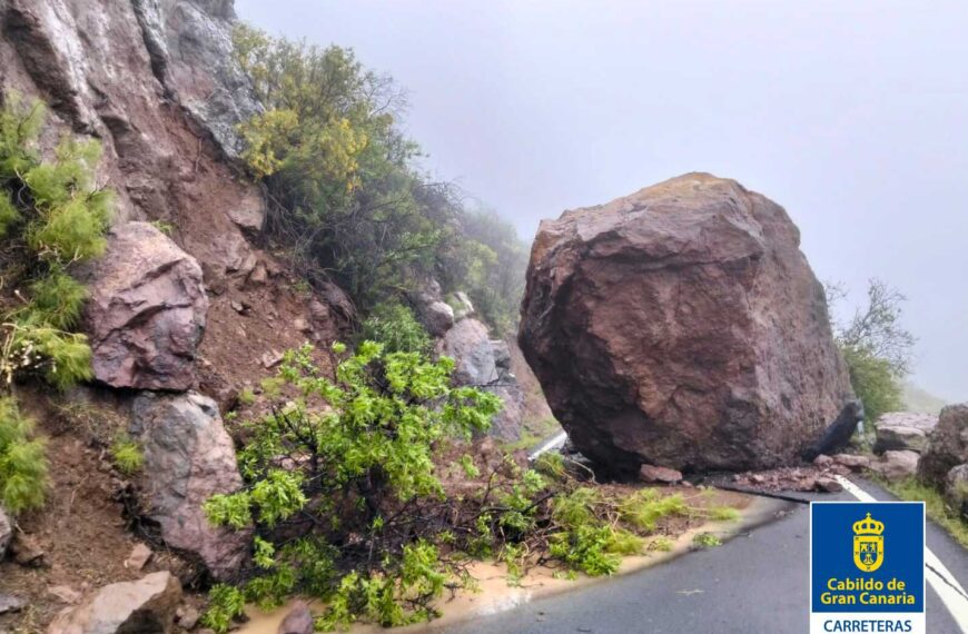 Ras på bergsvägg stor klippa