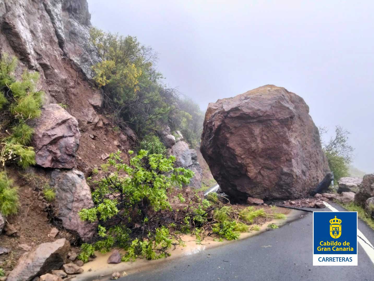 Ras på bergsvägg stor klippa