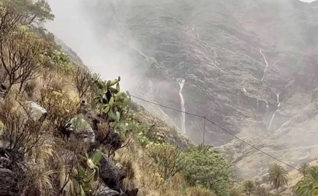 Vattenflöde i ravin på Gran Canaria efter ovädret Theres