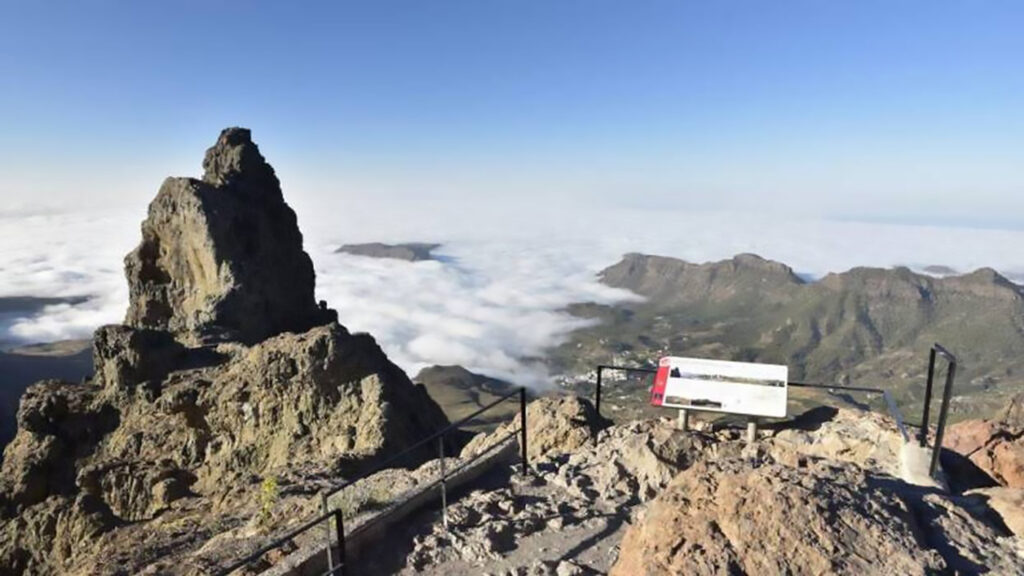 Solnedgang over et hav av skyer