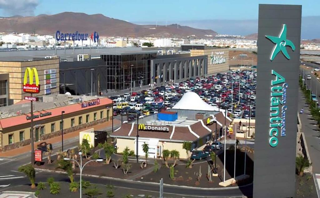 Shoppingcenter Atlantico på södra sidan, vid byn Vecindario